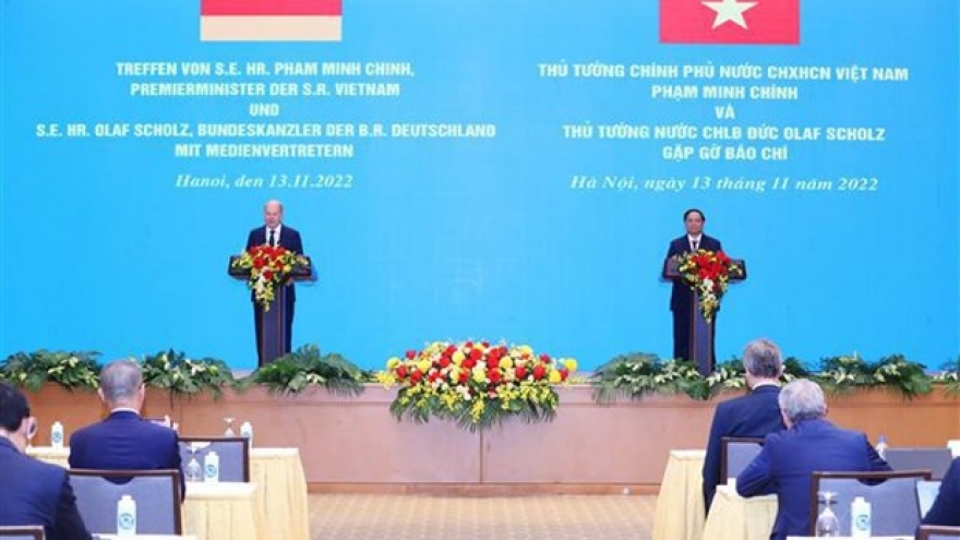 Vietnamese, German government leaders meet with press in Hanoi